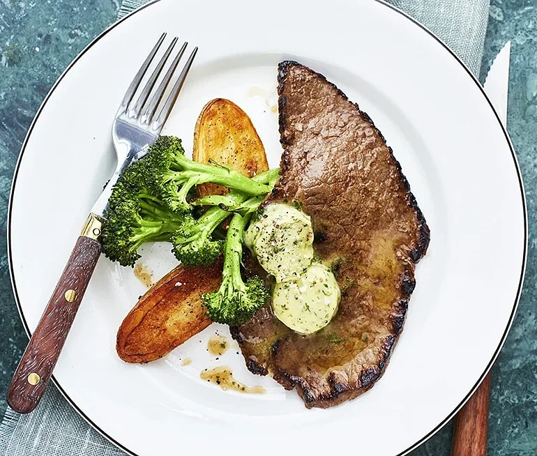 Lövbiff med persiljesmör och broccoli