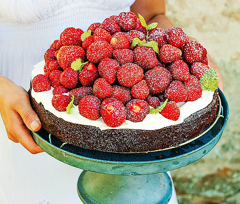 Lyxig chokladkaka med sommarbär