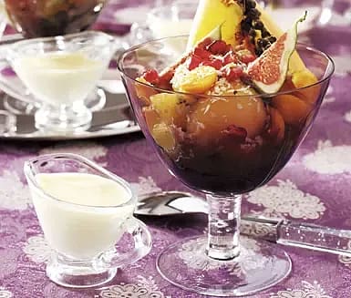 Lyxig fruktsallad med vit chokladsås