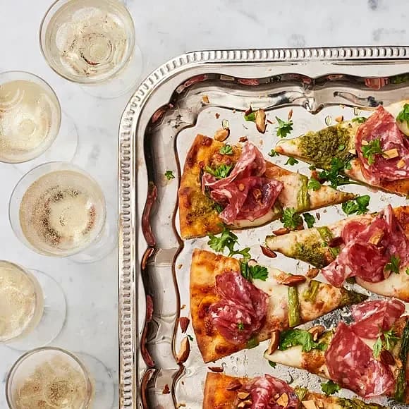 Lyxig, snabblagad pizza med mozzarella, pesto, tryffelsalami och sparris