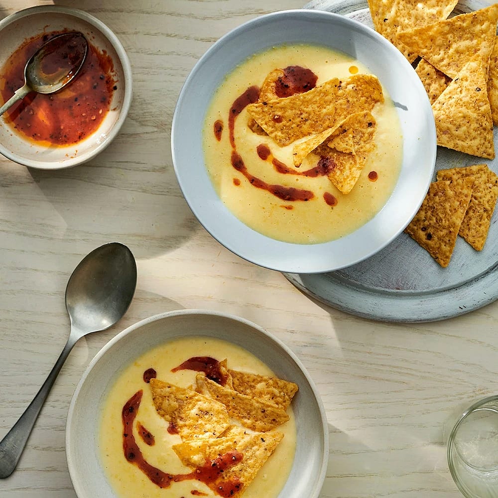 Majs- och potatissoppa med tortillachips