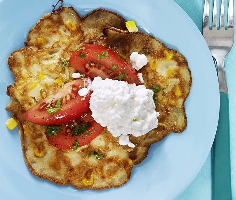 Majsplättar med kokosmjölk och tomatsallad