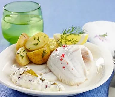 Mälargös med kokt potatis och krämig gurksallad