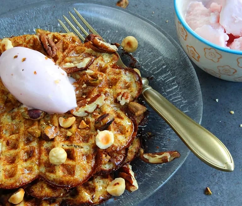 Mandelvåfflor med frozen yoghurt och rostade nötter
