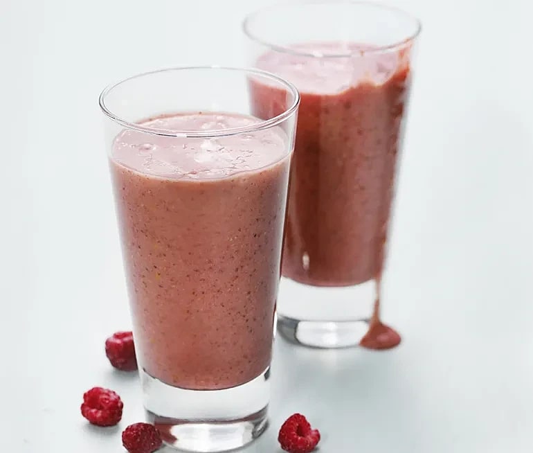 Mango- och hallon smoothie med havredryck