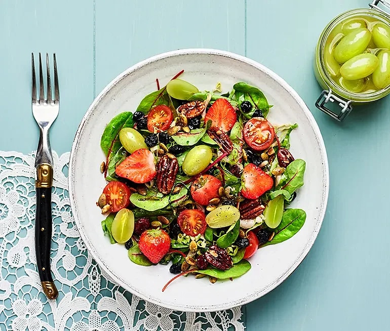 Mangoldsallad med syltade vindruvor, jordgubbar och pekannötter