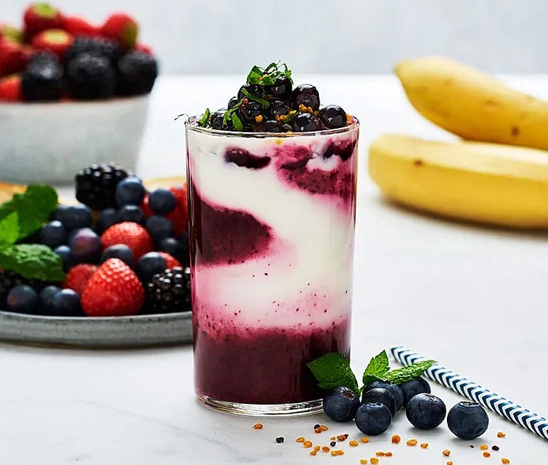 Marmorerad blåbär- och svartvinbärssmoothie med grekisk yoghurt