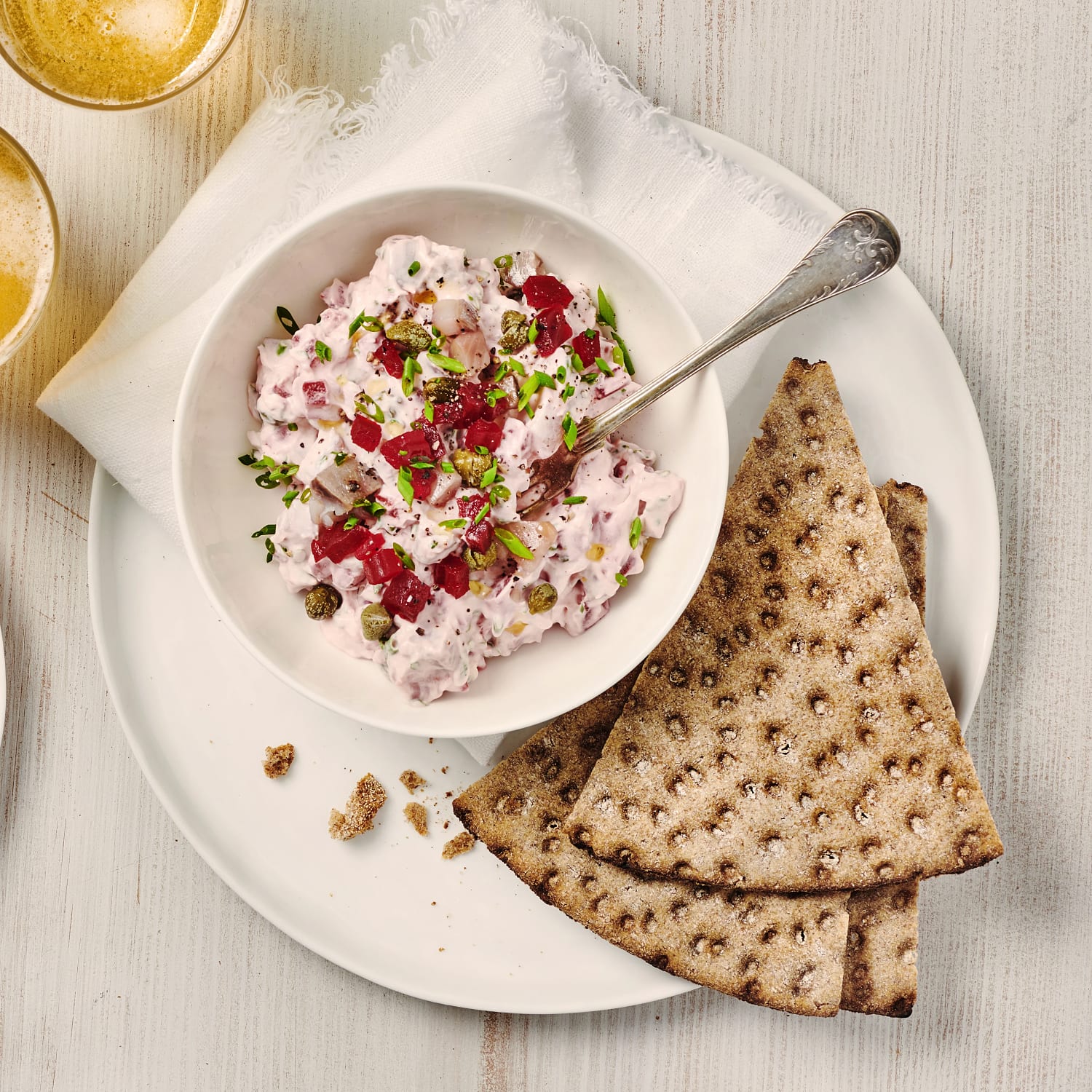 Matjessillröra med rödbetor och kapris på knäckebröd