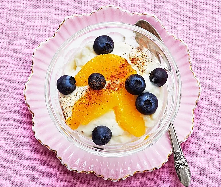 Mellismums med vaniljkvarg och frukt