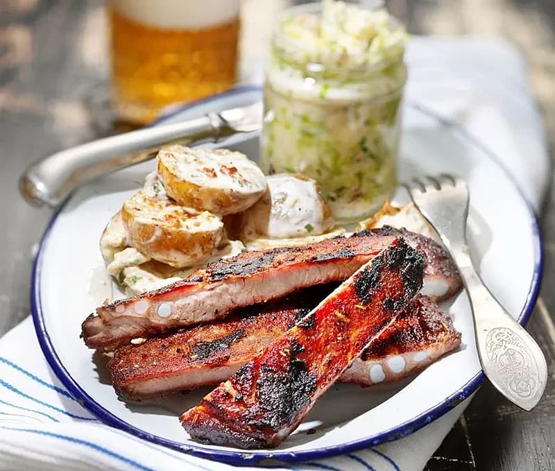 Memphis style ribs med grillad potatissallad och coleslaw med valnötter