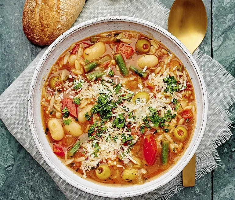 Minestronesoppa med oliver och parmesan
