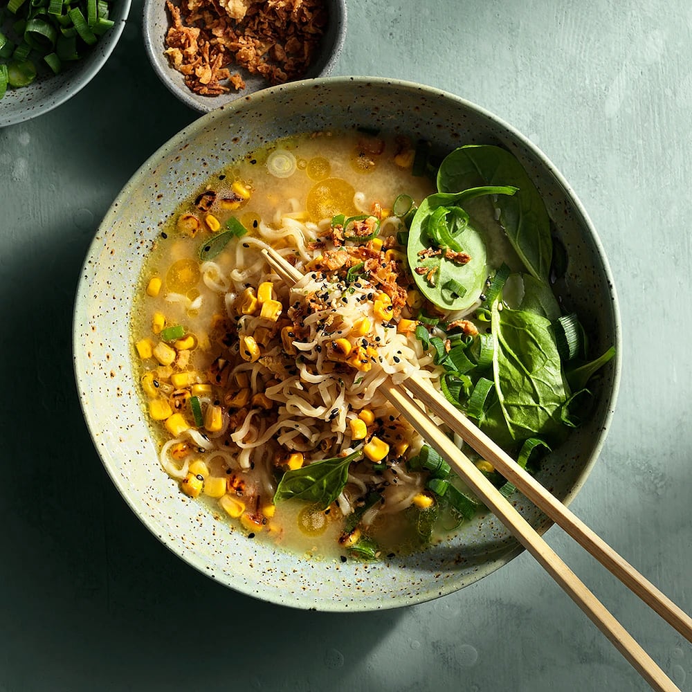 Misoramen med rostad majs och ingefära