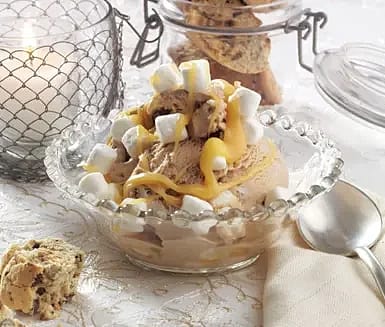 Mjölkchokladglass med marshmallows och karamellsås
