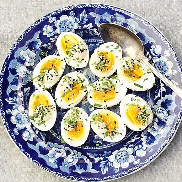 Mjukkokta ägg med sardellmajonnäs och blandade örter