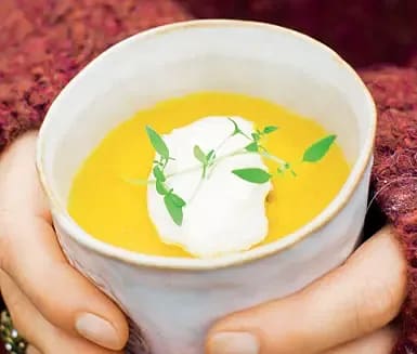 Morots- och apelsinsoppa med pepparrotsröra