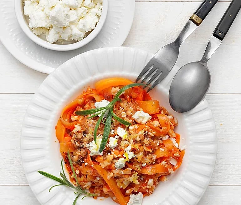 Morotspasta med sås på linser och blomkålsris