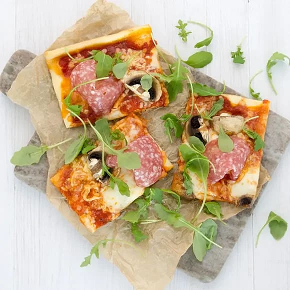 Mozzarella- och salamipizza