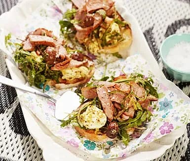Mozzarellasallad med pesto och flintastek på lantbröd
