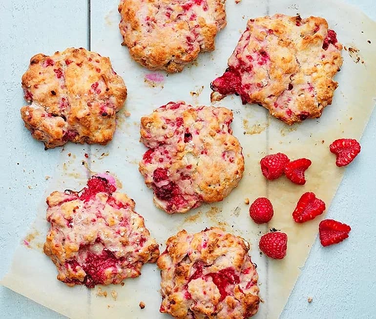 Müsliscones med hallon