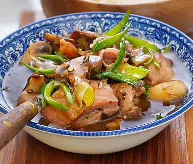 Mustig coq au vin med vitlöksfräst svamp