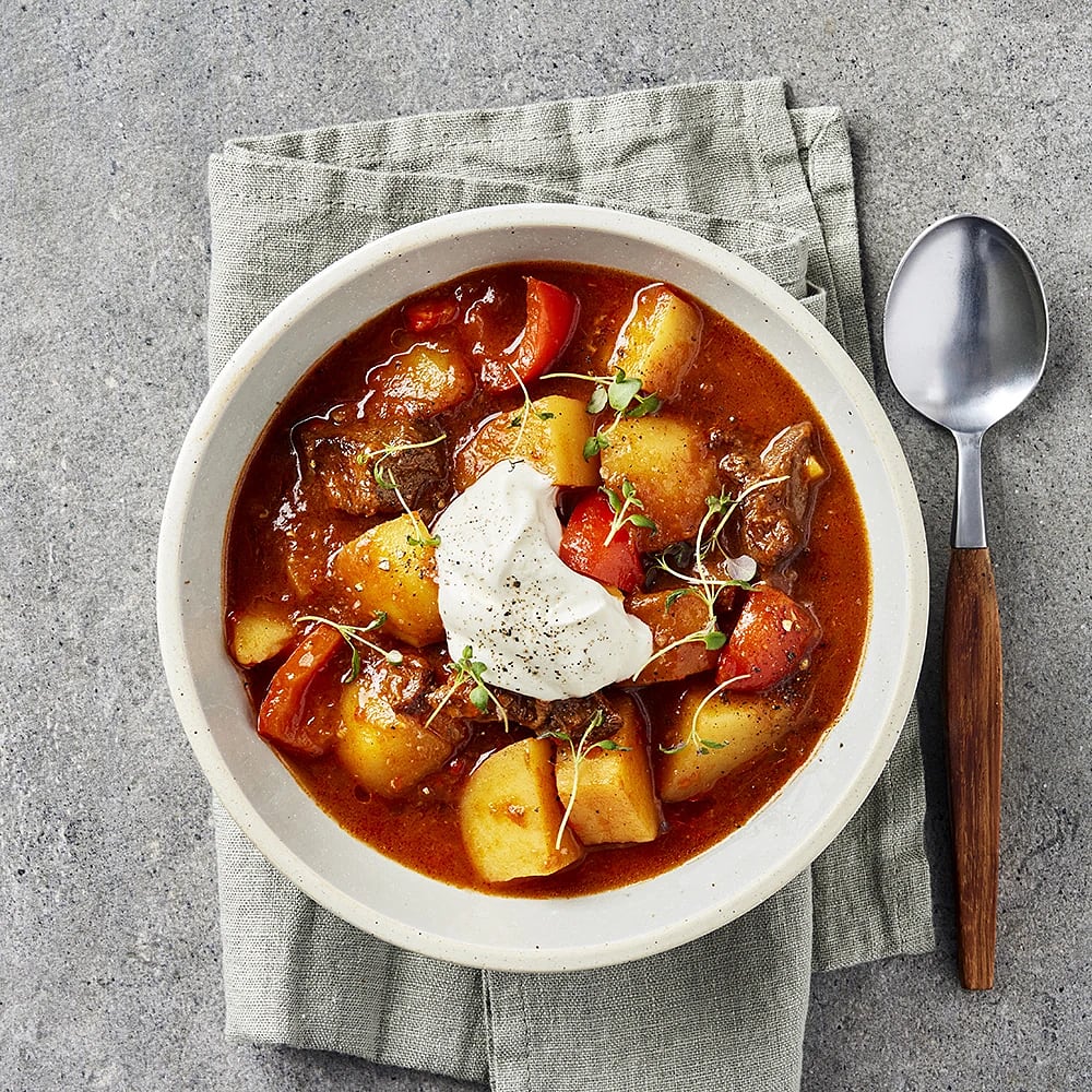 Mustig gulasch på högrev och potatis