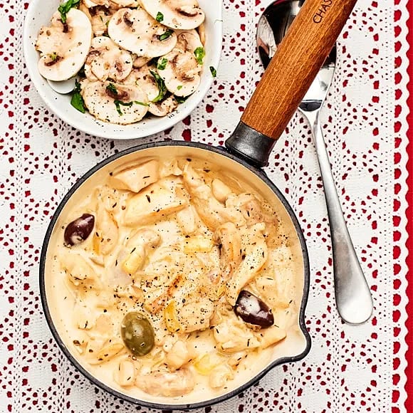 Mustig kycklinggryta med oliver och champinjonsallad
