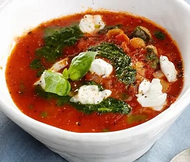 Mustig tomatsoppa med mozzarella och basilika