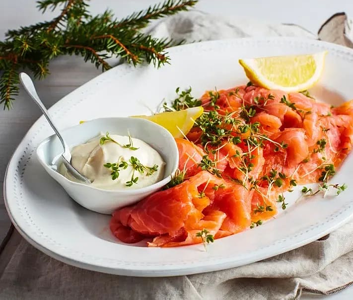 Najadlax med vispad crème fraiche med senap och krasse