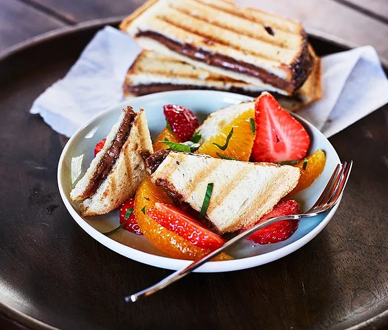Nougattoast med jordgubbar och apelsin