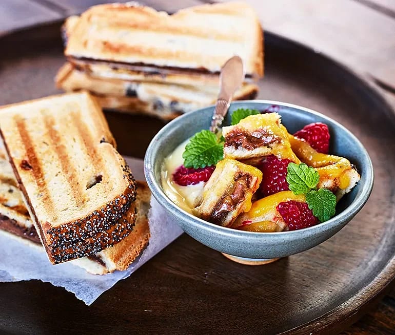 Nougattoast med kvarg, hallon och persikosås