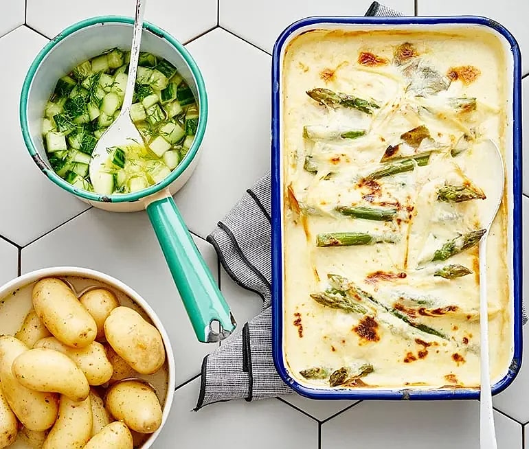 Oklassisk fiskgratäng med limemarinerad gurka