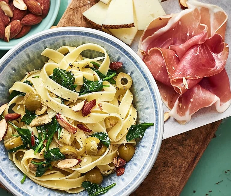Oliv- och citronpasta med serranoskinka