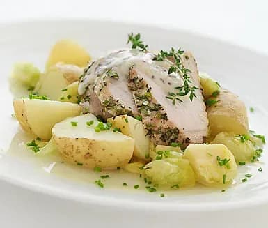 Örtbakat kalkonbröst med potatis och brysselkål