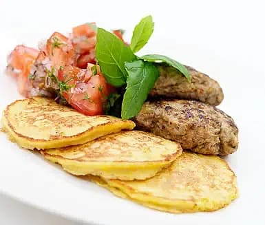 Örtdoftande köttfärsbiffar och majsplättar