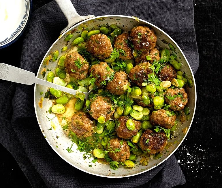Örtiga köttbullar med bondbönor och salladslök