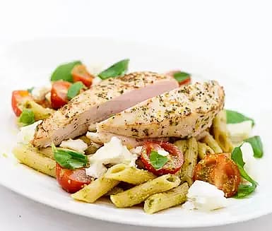 Örtkryddad kycklingfilé med varm pastasallad