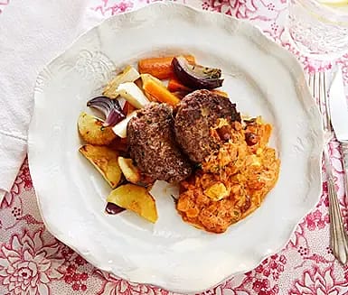 Örtkryddade köttfärsbiffar med rostade rotsaker och fetaost- och tomatsås