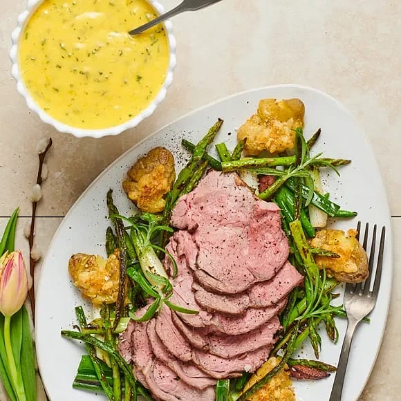 Örtstekt lammstek med krossad rostad potatis och rosmarinaioli