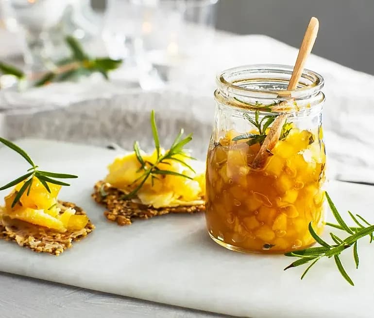 Ost med fröknäcke och äpple-rosmarinmarmelad