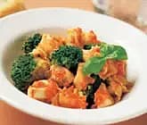 Ost- och skinkfylld tortellini med tomatsås