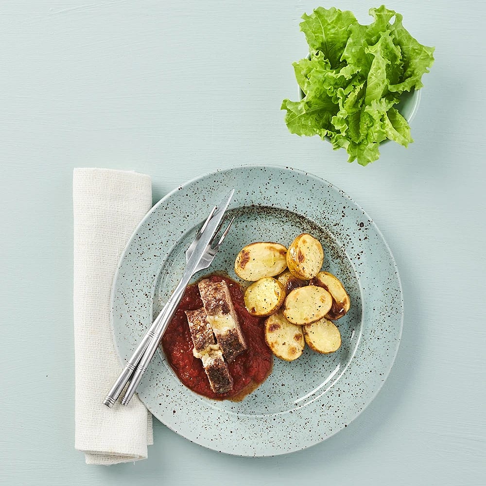 Ostfylld färslimpa med klyftpotatis