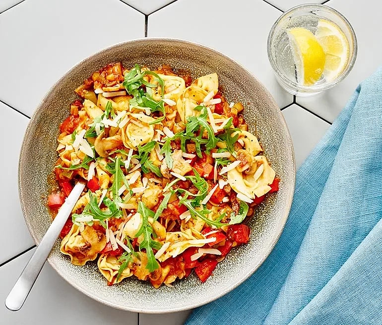 Ostfylld tortellini med zucchini, tomat och champinjon