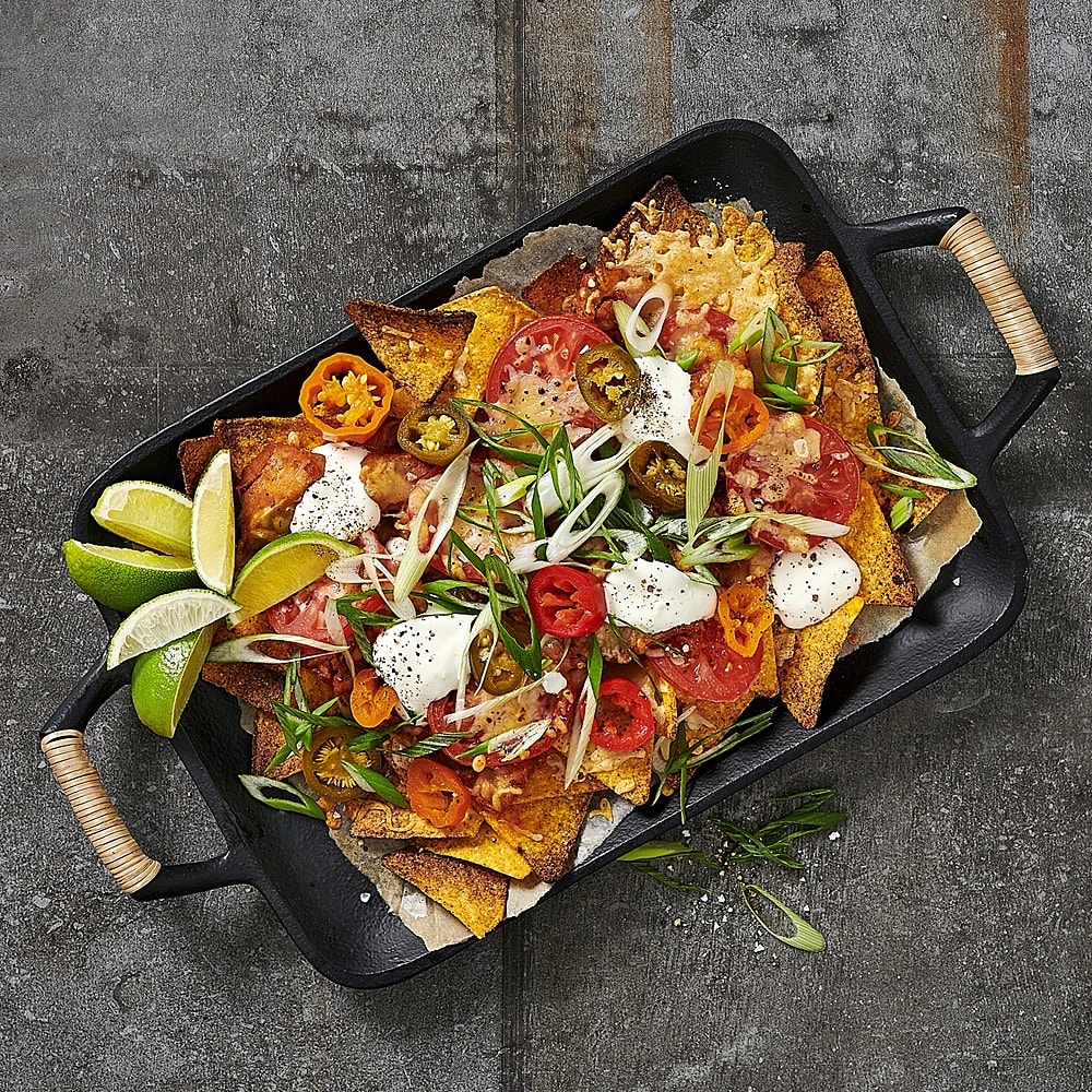 Ostgratinerade guajillochips med pulled chicken och jalapeño
