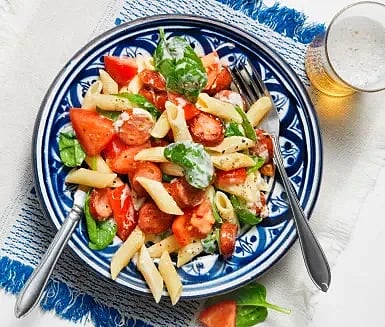 Ostwurst med spenat- och tomatpasta