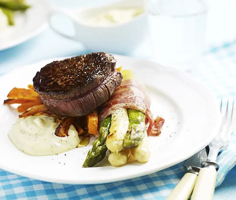 Oxfilé med bearnaisesås, baconsparris och sweet potato fries