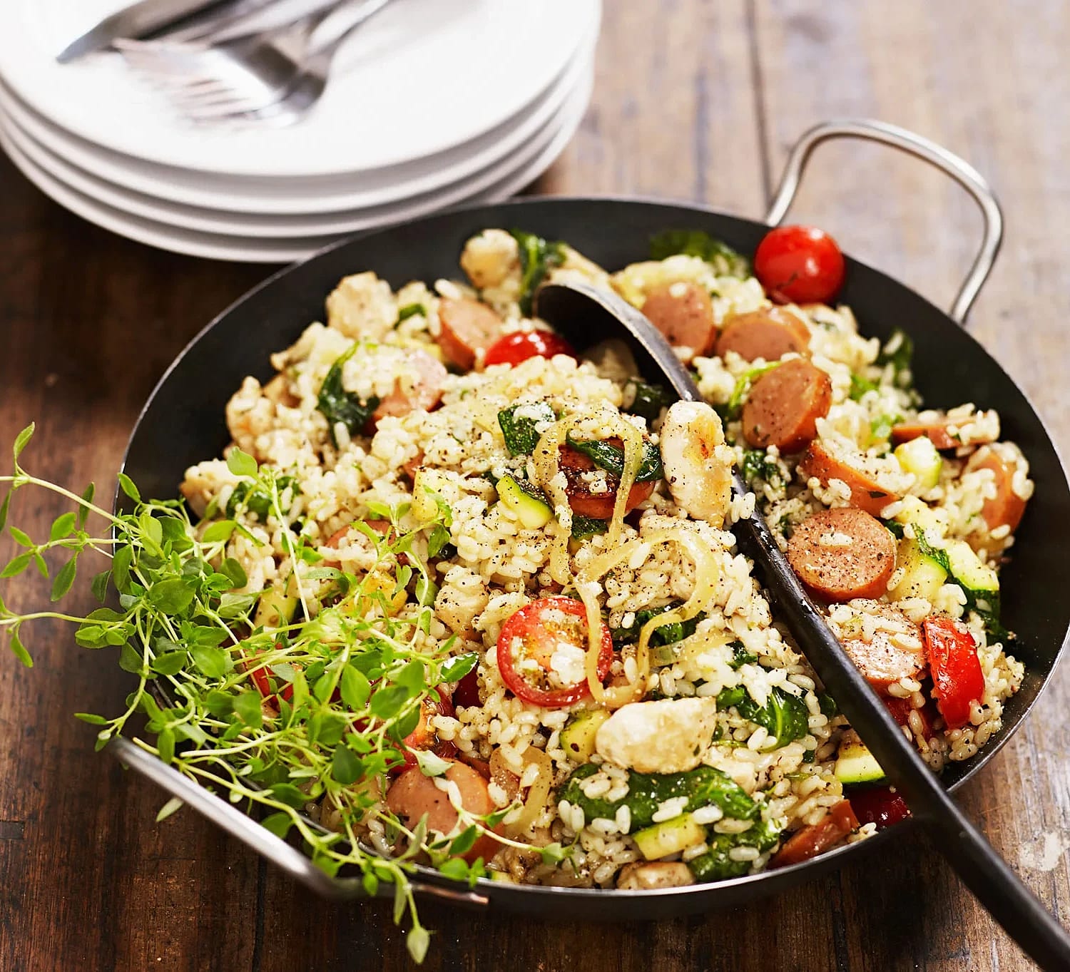 Paella med kyckling, chorizo och timjan