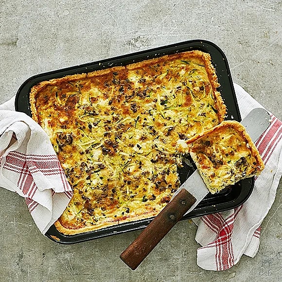 Paj med fetaost, zucchini och tapenade