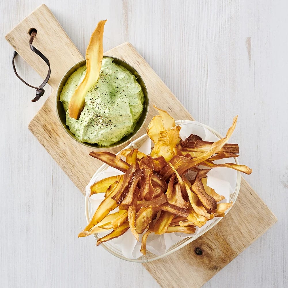 Palsternackschips med spenat- och parmesandip
