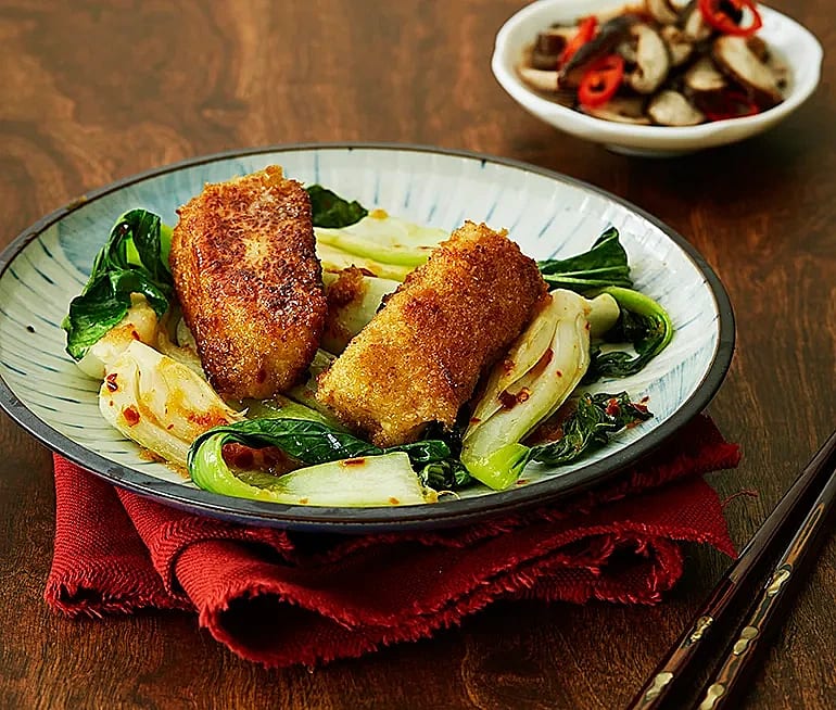 Panerad torskrygg med sötsyrlig pak choi och inlagd svamp