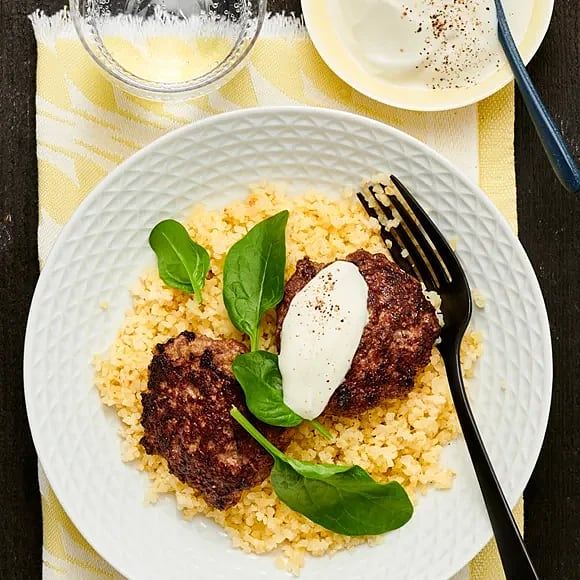 Pannbiffar med vitlöksyoghurt och spenat